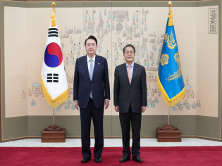 윤 대통령, 장태평 농어업·농어촌특별위원회 위원장에 위촉장 수여 썸네일