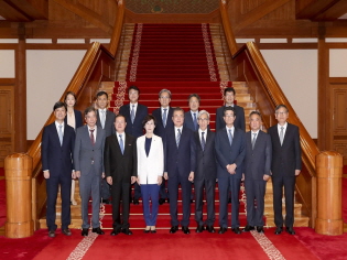 청와대 주재 국정과제위원장 오찬간담회 참석 썸네일